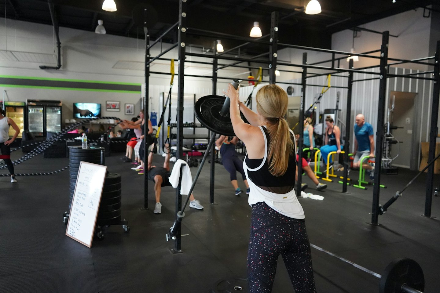 Volwassenen die high-intensity interval training doen in een moderne sportschool.